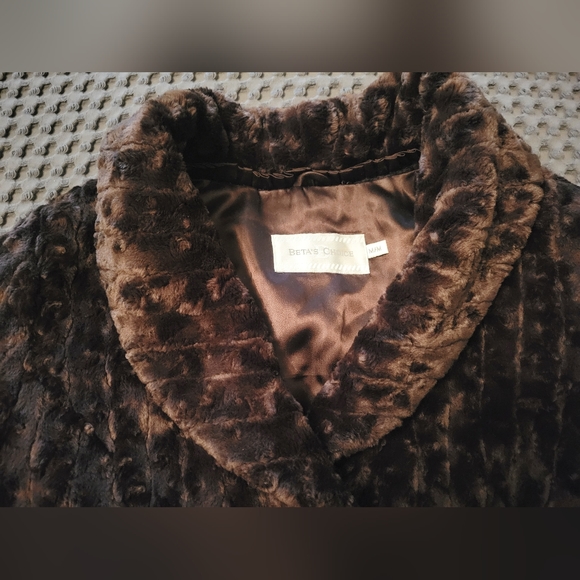 Beta's Choice Brown Faux Fur Coat, Women's size Medium - Picture 4 of 9